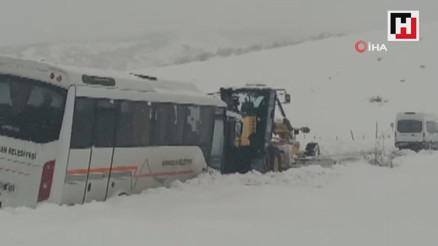 Öğrencileri taşıyan midibüs kara saplandı