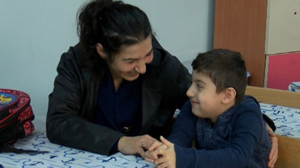 Anne kucağında onlarca basamak çıkan DMDli öğrencinin sınıfı taşındı