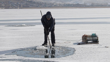 Çıldır Gölünde Eskimo usulü balık avlıyorlar
