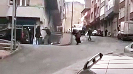 Kadına şiddet bitmiyor... İşte son mağdurları: Komşusunu sokakta dövdü