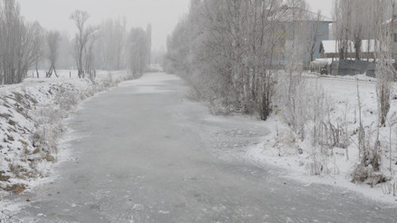 Muş’ta Karasu Nehri dondu