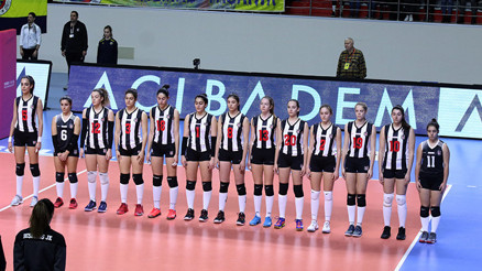 Beşiktaşta voleybolcular kazan kaldırdı Fenerbahçe maçında...