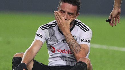 Göztepe - Beşiktaş maçı öncesi Gökhan Gönülden kötü haber