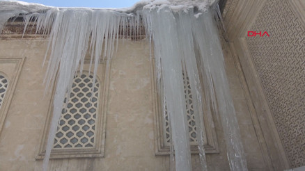 Yüksekovada 5 metrelik buz sarkıtı