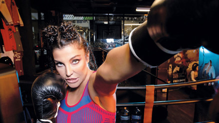 Cinsel hayatım yok, geceleri karın kaslarıma sarılıp yatıyorum