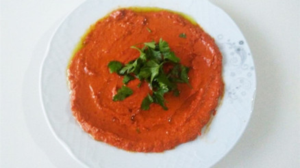 Yılbaşı sofralarınızı renklendirecek közlenmiş biberli cevizli meze
