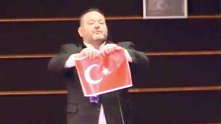 AP’den bayrak yırtan Yunan parlamentere ceza