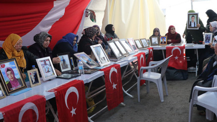 HDP önündeki eylemde 165inci gün; aile sayısı 86 oldu HDP önündeki eylemde 165inci gün; aile sayısı 86 oldu