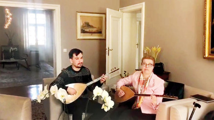 Alman Büyükelçi’nin eşi bağlama çaldı türkü söyledi