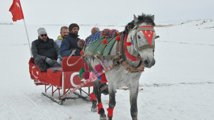 Çıldır Gölüne turistlerden büyük ilgi