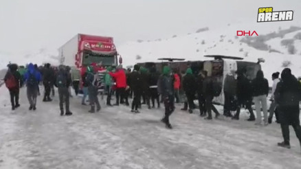 Erzuruma giden Bursaspor taraftar otobüsü Aşkalede kaza yaptı