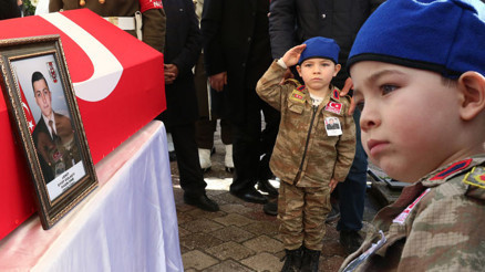Şehit Uzman Onbaşı Eyüp Gülaştıya yeğeninden asker selamı ile veda