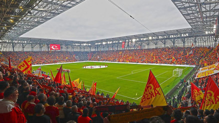 Futbol sahalarının eskitemediği isimler