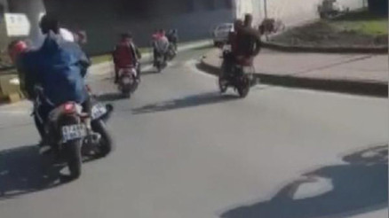 İki motosikletin çarpıştığı kaza kask kamerasında İki motosikletin çarpıştığı kaza kask kamerasında