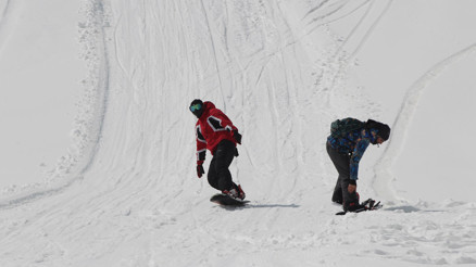 Hakkarili gençlerin snowboard heyecanı
