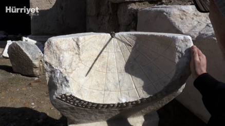 Laodikyada 2 bin yıllık güneş saati bulundu