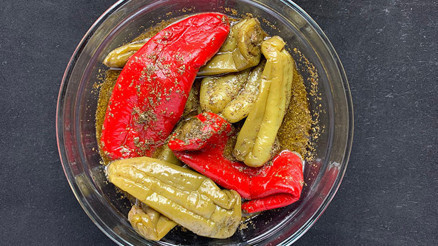 Hatay’ın meşhur pratik lezzeti: Nar ekşili biber turşusu