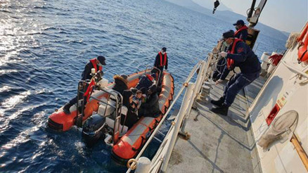 Yunan sahil güvenliğin Türk kara sularına bıraktığı 26 sığınmacı kurtarıldı