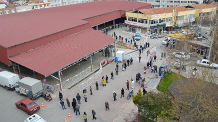 Antalyada, pazar girişinde 1 kilometrelik kuyruk