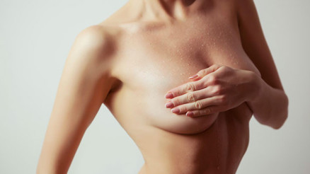 Dolgun, doğal ve kıvrımlı göğüsler