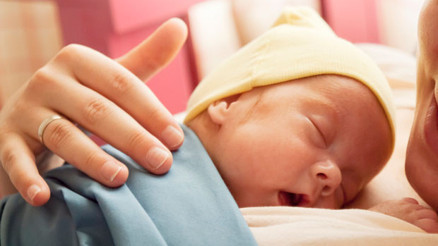 Prematüre bebekler anne sevgisiyle güçleniyor