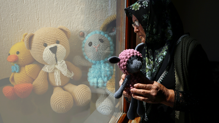 Sokağa çıkamayan Ümmü teyzeye güzel haber Sokağa çıkamayan Ümmü teyzeye güzel haber