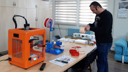 Robotik kodlama sınıfıydı, şimdi siperli maske üretiliyor