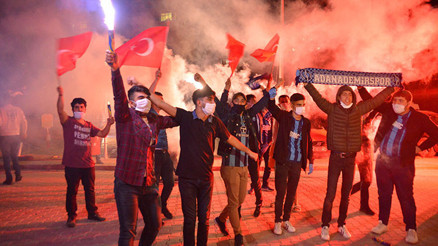 Sağlık çalışanlarına meşaleli ve çiçekli destek