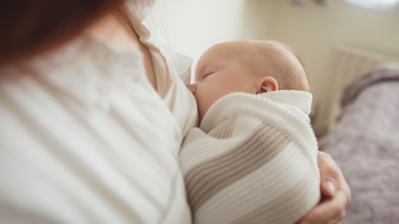 Bebeğinizi emzirirken maske takın Bebeğinizi emzirirken maske takın