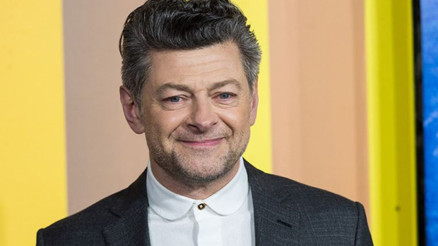 Yüzüklerin Efendisinin Gollumu Kovid-19a karşı bağış için Hobbiti canlı okuyacak