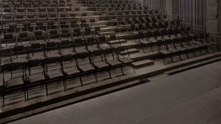 Tiyatroda yeriniz ayrı...