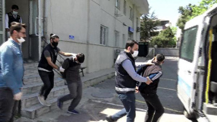 Çalmak istedikleri otomobilin yanlışlıkla kornasına basınca yakalandılar Çalmak istedikleri otomobilin yanlışlıkla kornasına basınca yakalandılar