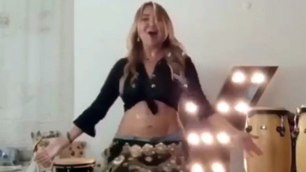 Yoncadan göbek şov