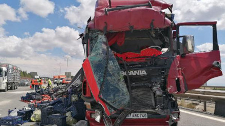 TIRların çarpıştığı kazada meyve ve sebzeler yola saçıldı