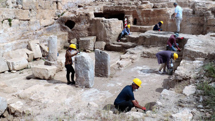 Zerzevan Kalesinde sosyal mesafeli ve maskeli kazı dönemi Zerzevan Kalesinde sosyal mesafeli ve maskeli kazı dönemi