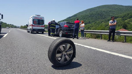 Tekerleği çıkan otomobil bariyerlere çarptı: 4 yaralı
