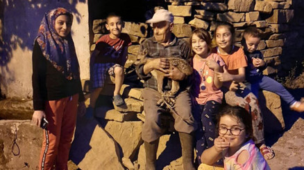 Köpeklerin saldırısından kurtardığı yavru karacayı sütle besledi