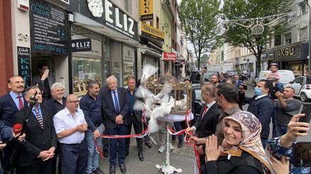 Keup bombasına karşı güvercin uçurdular