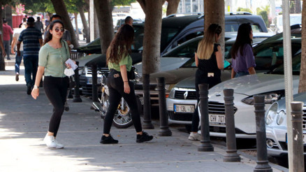 Maske takmayanlar polisi görünce kaçtı