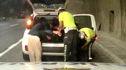 Engellinin patlayan otomobil lastiğini değiştiren polis: Asli görevimizi yaptık