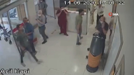 Sağlık çalışanlarına palalı saldırı kamerada Sağlık çalışanlarına palalı saldırı kamerada