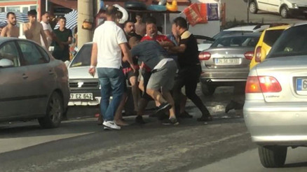 Tekmeler yumruklar havada uçuştu Trafiğin ortasında grup kavgası