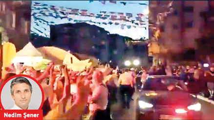 Çakar lambalı araçlarla yürüyüş