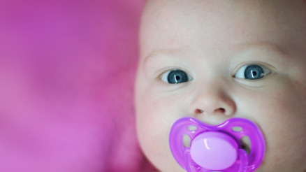 Her ağladığında emzik vermeyin