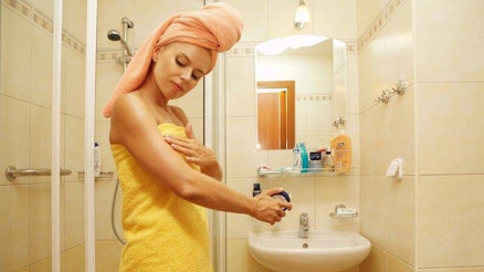 Duştan çıkar çıkmaz cildinizi nemlendirin