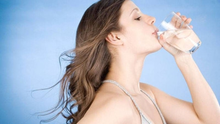 Aşırı su tüketimi zehirlenmeye yol açabilir