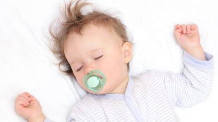 Bebeğinize uyurken yalancı emzik verin