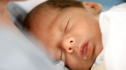 Yenidoğan bebek hangi aralıklarla emzirilmeli