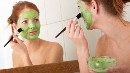 Göz çevresi kırışıklıkları için 5 maske tarifi