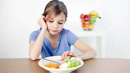 Yazın iştahsız çocuklara yemek yedirmenin yolları